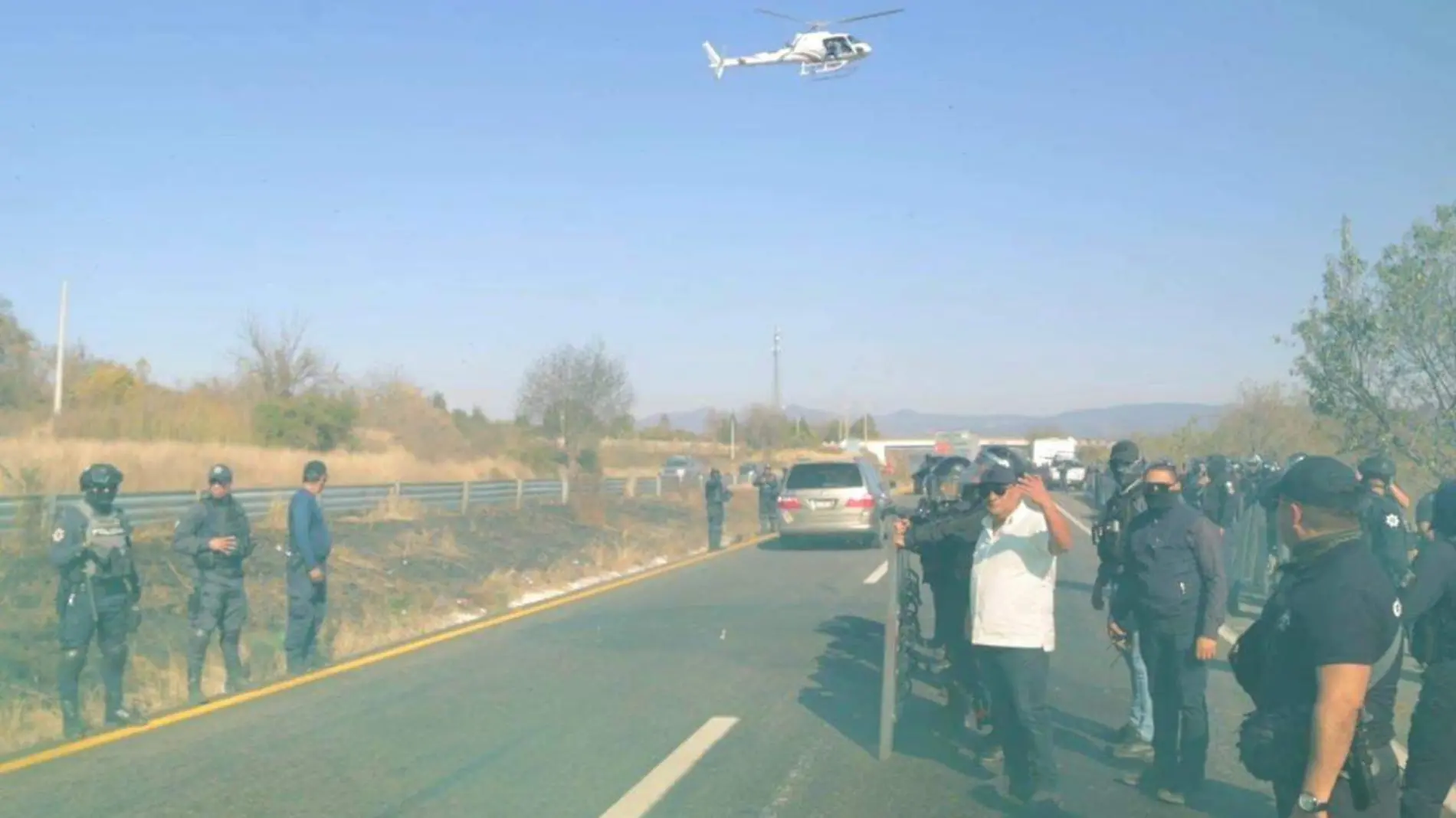 Elementos de seguridad sobrevolando un helicóptero